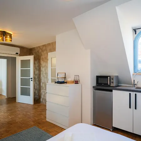 Naturalni Vinarstvi Dvorek - Penzion, Bistro & Wellness 4*