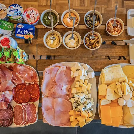 Naturalni Vinarstvi Dvorek - Penzion, Bistro & Wellness Pensionat Dolní Dunajovice