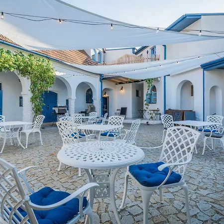 Naturalni Vinarstvi Dvorek - Penzion, Bistro & Wellness Dolne Dunajovice